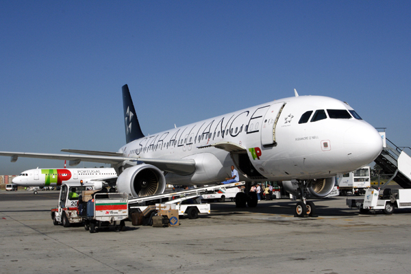 TAP AIR PORTUGAL AIRBUS A320 LIS RF IMG_5755.jpg