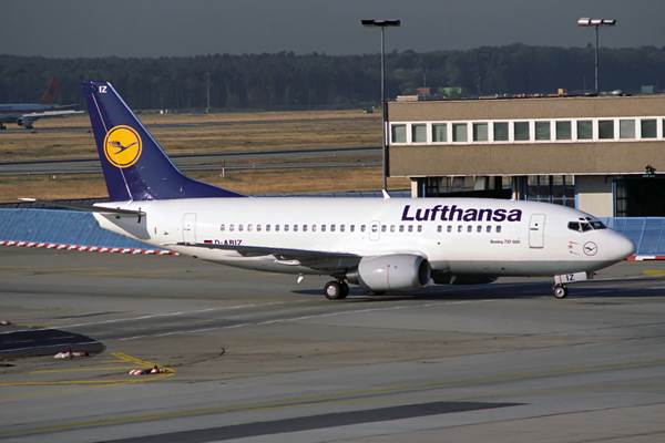 LUFTHANSA BOEING 737 500 FRA RF 445 11.jpg