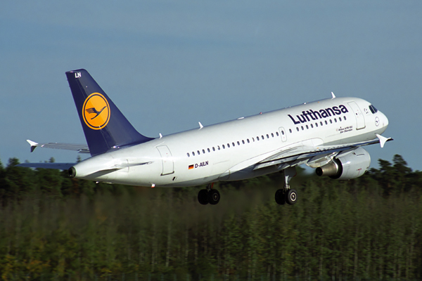 LUFTHANSA AIRBUS A319 FRA RF 1765 10.jpg