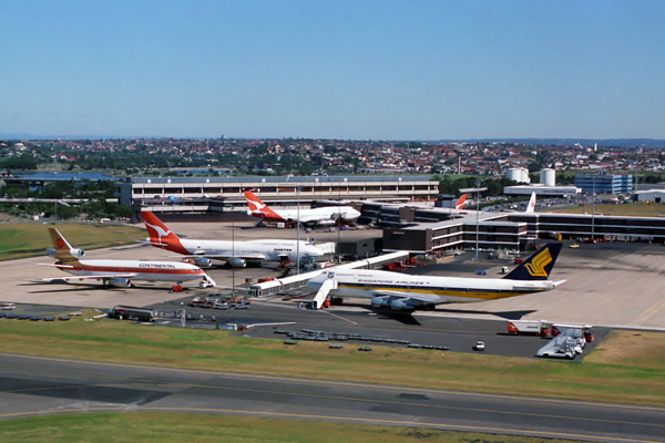 SYDNEY AIRPORT DEC 87 RF 116 28.jpg