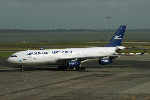 AEROLINEAS ARGENTINAS AIRBUS A340 AKL RF IMG_0359.jpg