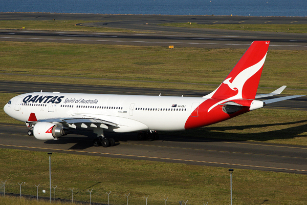 QANTAS AIRBUS A330 200 SYD RF IMG_0577.jpg