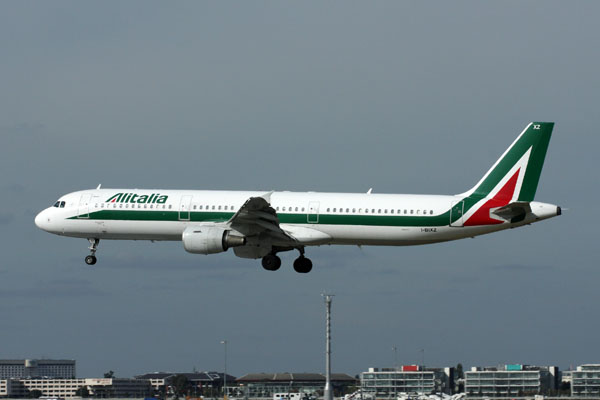 ALITALIA AIRBUS A321 LHR RF IMG_3778.jpg