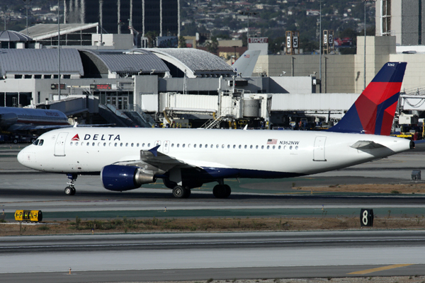 DELTA AIRBUS A320 LAX RF IMG_4495.jpg