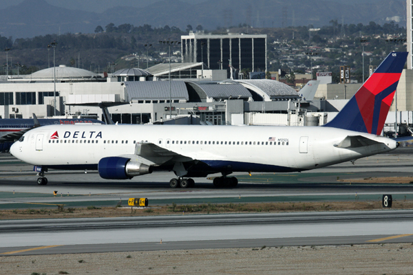 DELTA BOEING 767 300 LAX RF IMG_4489.jpg