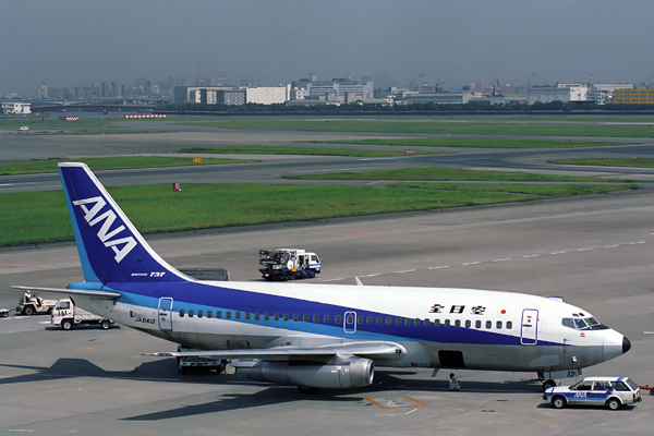 ANA BOEING 737 200 HND RF 425 16.jpg