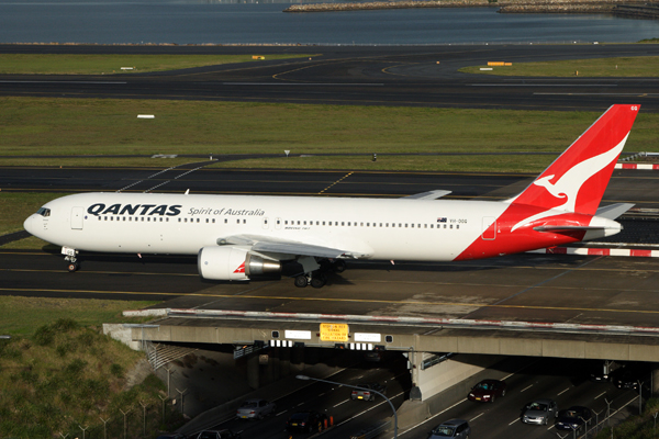 QANTAS BOEING 767 300 SYD RF IMG_3675.jpg