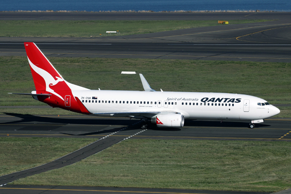 QANTAS BOEING 737 800 SYD RF IMG_4060.jpg