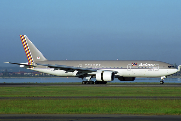 ASIANA BOEING 777 200 SYD RF 1826 22.jpg