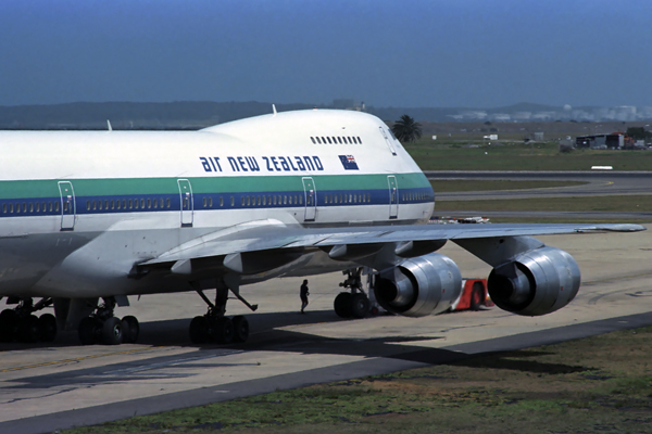 AIR NEW ZEALAND BOEING 747 200 SYD RF 060 29.jpg