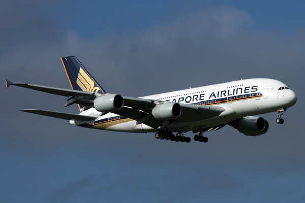 SINGAPORE AIRLINES AIRBUS A380 MEL RF IMG_1215.jpg