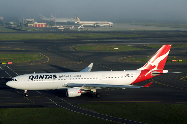 QANTAS AIRBUS A330 200 SYD RF IMG_3803.jpg