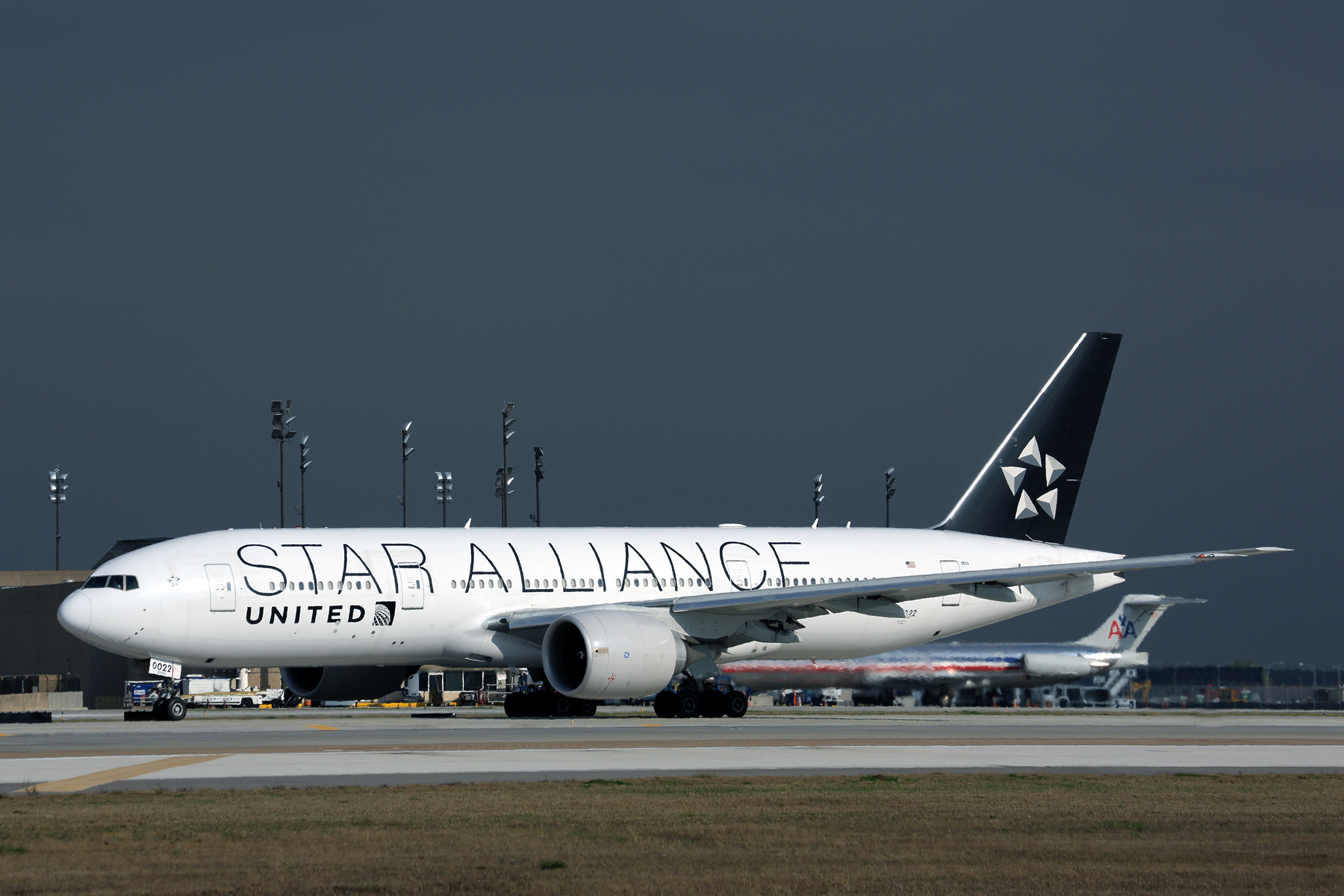 UNITED BOEING 777 200 IAH RF 5K5A8936.jpg