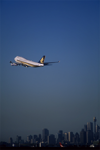 SINGAPORE AIRLINES BOEING 747 400 SYD RF.jpg