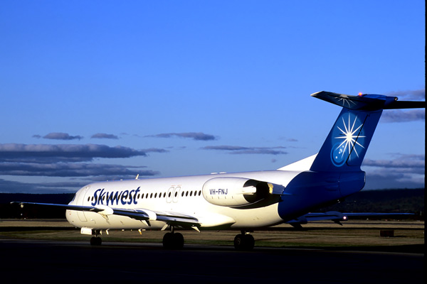 SKYWEST FOKKER 100 PER RF V100F.jpg