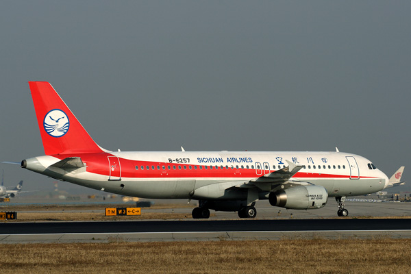 SICHUAN AIRLINES AIRBUS A320 BJS RF IMG_3056.jpg