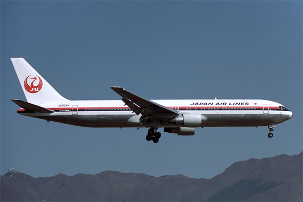 JAPAN AIRLINES BOEING 767 300 HKG RF 255 2.jpg