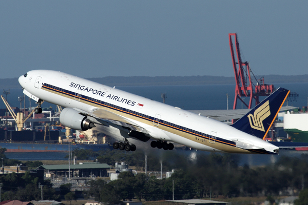 SINGAPORE AIRLINES BOEING 777 200 BNE RF IMG_6671.jpg