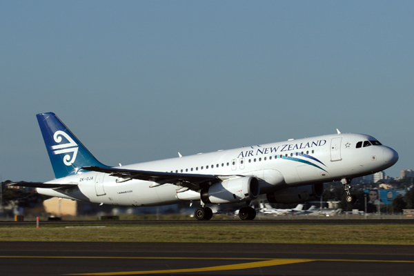 AIR NEW ZEALAND AIRBUS A320 SYD RF IMG_6402.jpg