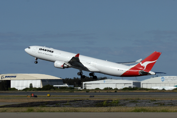 QANTAS AIRBUS A330 300 BNE RF IMG_6506.jpg