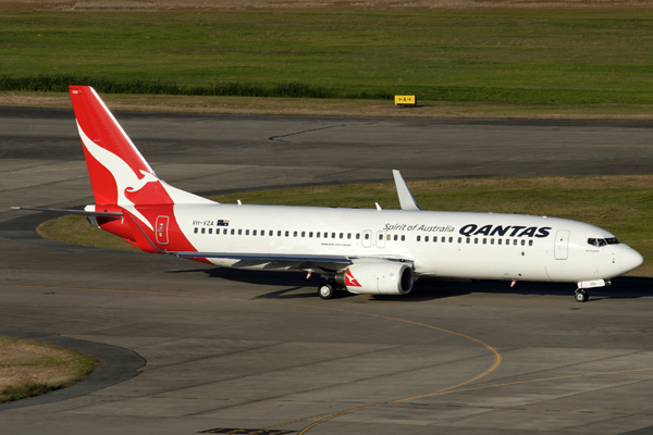 QANTAS BOEING 737 800 BNE RF IMG_6546.jpg