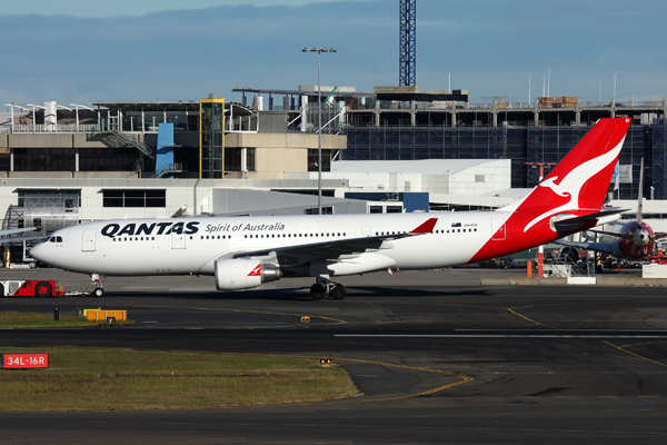 QANTAS AIRBUS A330 200 SYD RF IMG_0146.jpg