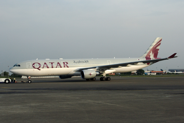 QATAR AIRBUS A330 200 CGK RF IMG_7248.jpg