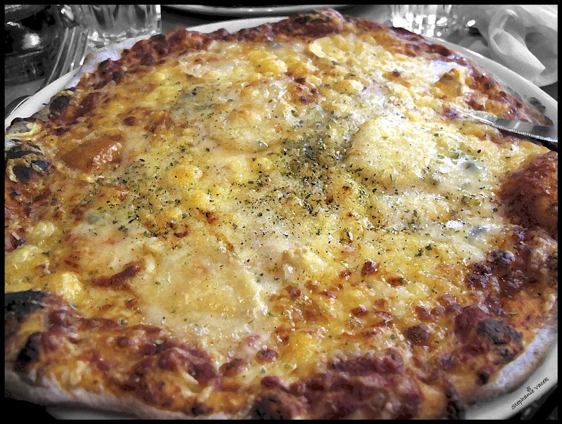 Plain cheese pizza