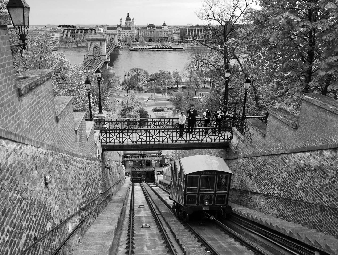04122011-Budapest-0247-BW