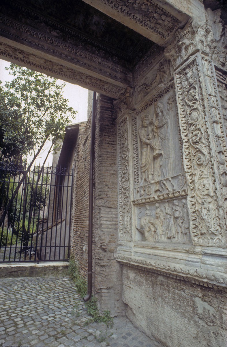 Arco degli Argentari 001.jpg