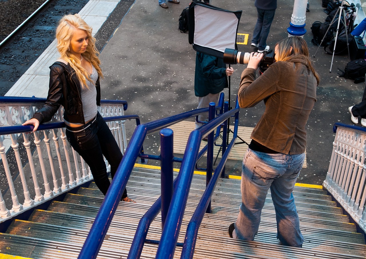 Gwen captures an image