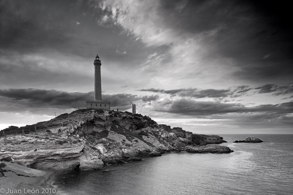 Faro al atardecer