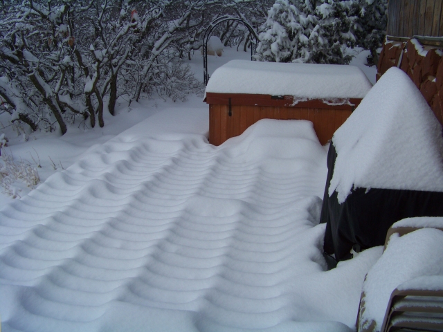 Interesting pattern of snow<BR>on the deck