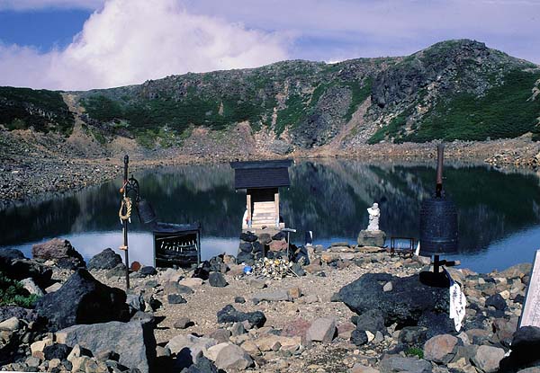 ontake summit lake.jpg