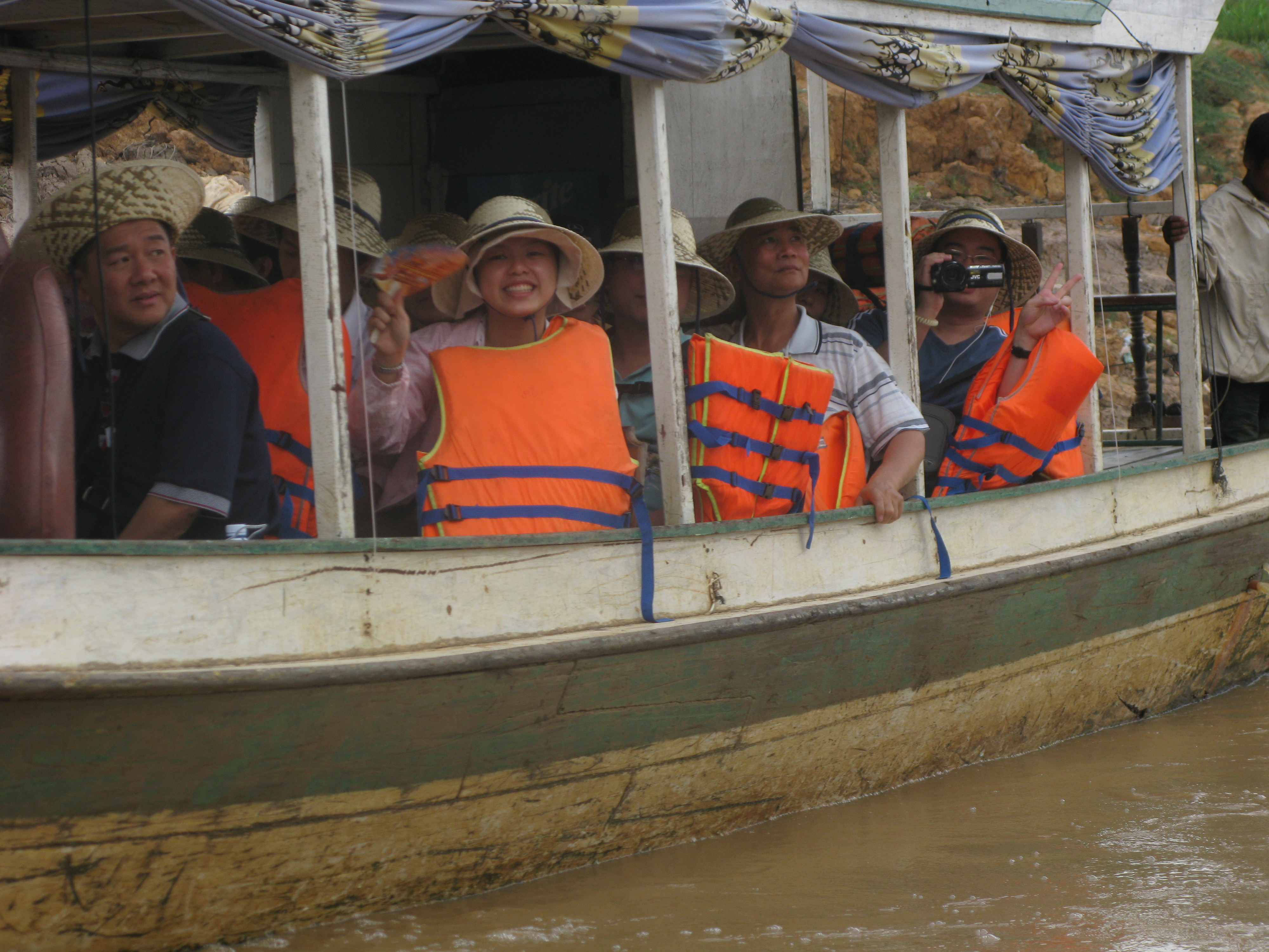 Tonle Sap tourists