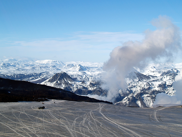 Hrauni  leiinn niur  Hrunrgil, Rjpnafell (824 m) hgra megin vi miju.