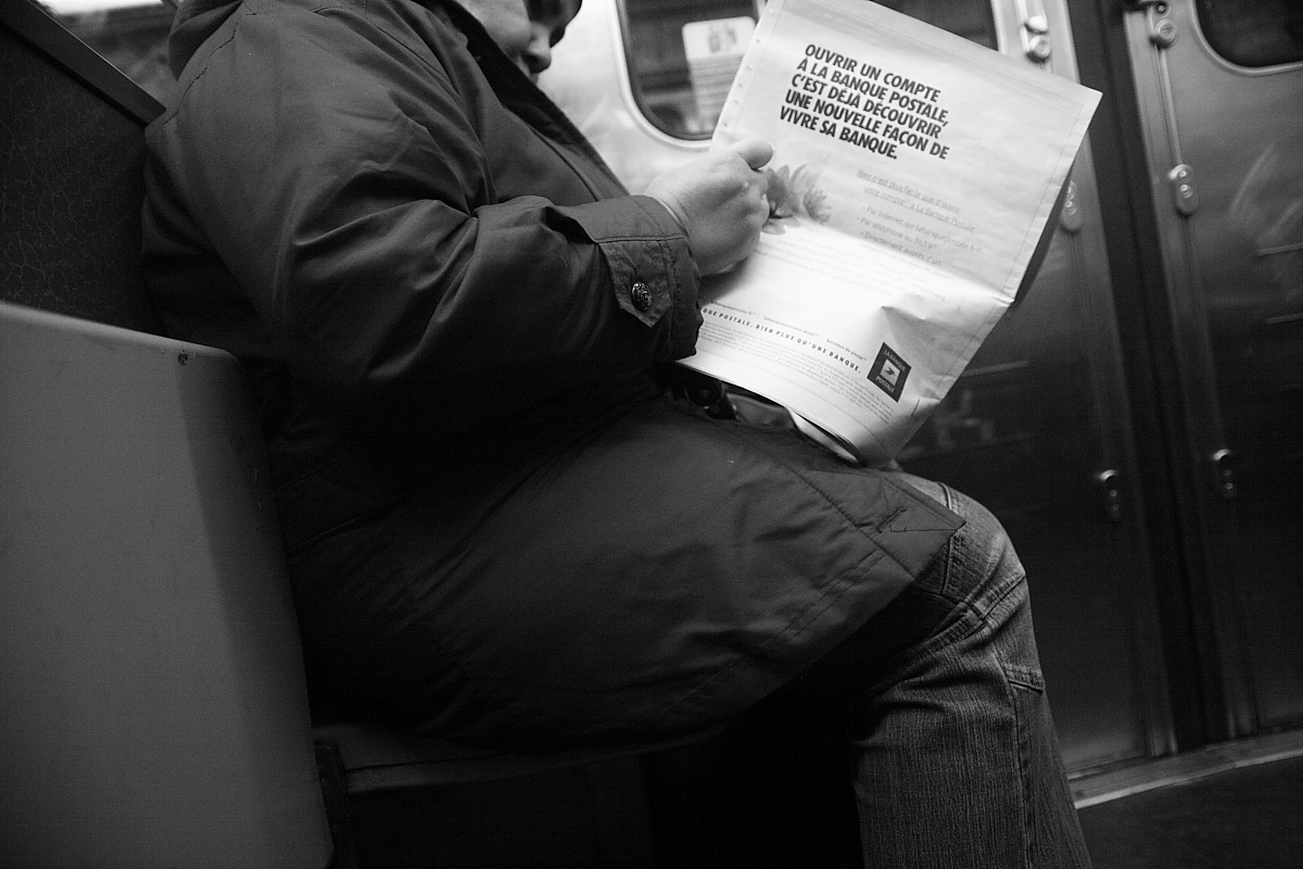 mulher e jornal