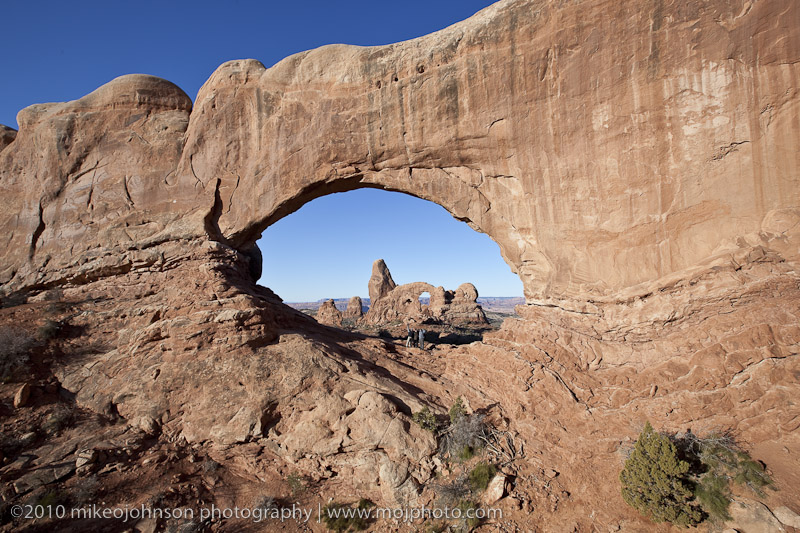 018-Three Photogs on Windows Arch