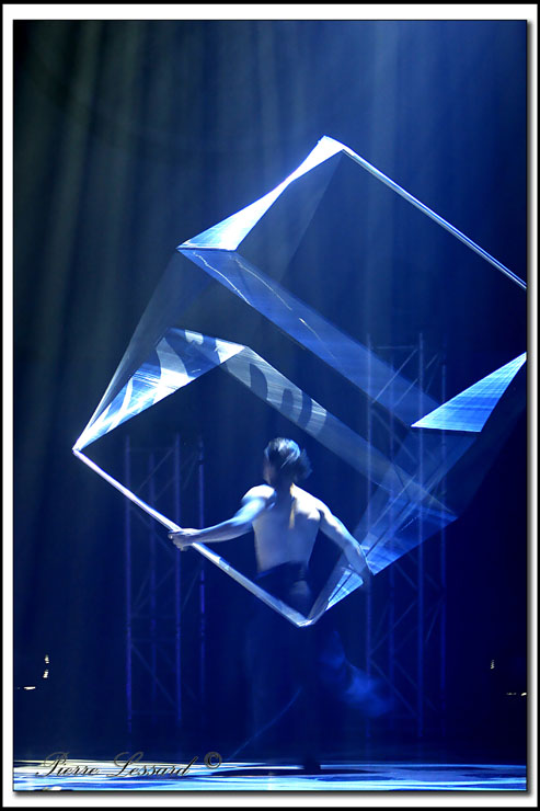 _MG_4049a   -    EXPLOSION DE LUMIRE / LIGHT EXPLOSION    JEFF FABER - MANIPULATION DE CUBE  / CUBE ROTATION