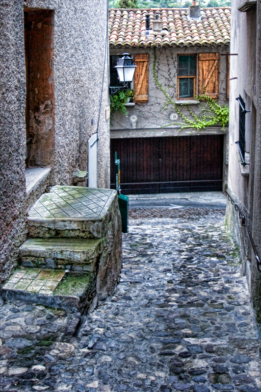 Cobbles leading up