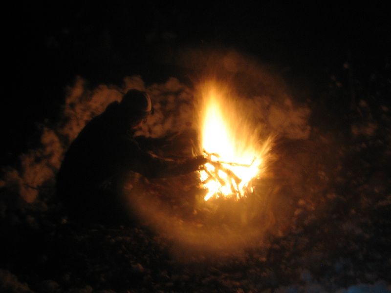 Prace obozowe - Justyna zajmuje si ogniskiem<small>(IMG_7079.jpg)</small>