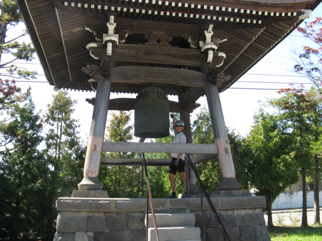 Checking out the temple bell. Heavy!!