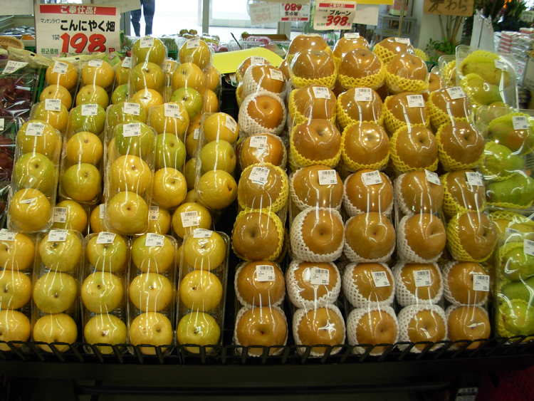 Notice the nice looking Apple-pear (right).