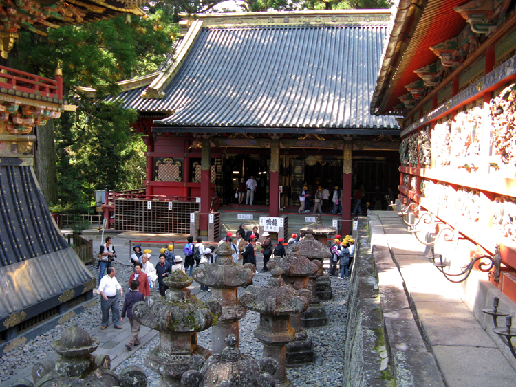 Visiting the famous Nikko Toshigu Shrine.