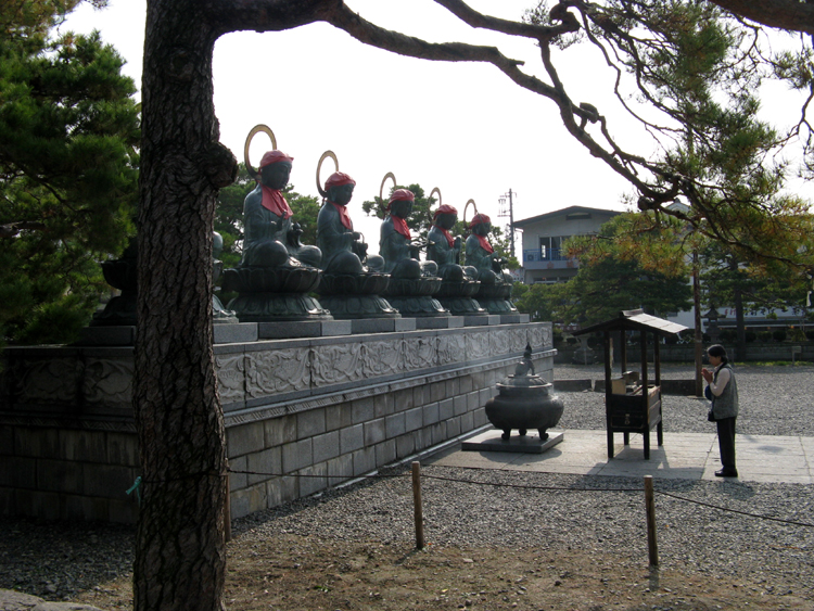 Offering to Buddha.