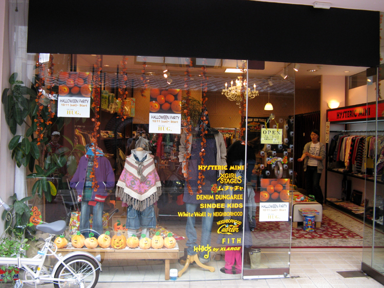 There are a lot of nice stores along the main street leading to Zenkoji Temple.