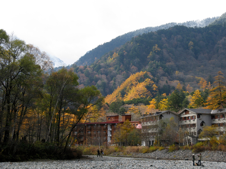 We stayed at the Nishiitovasanso Hotel along the Azusa River.
