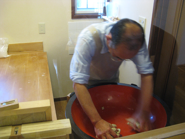 Shigefumi takes us to a sobe restaurant for lunch. Master sobe noodle maker.