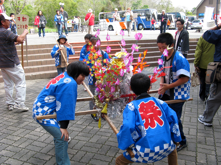 Kids perform a short dance.