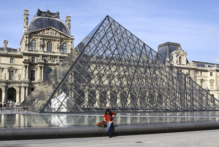 I.M. Peis Louvre Pyramid with Louvre.jpg